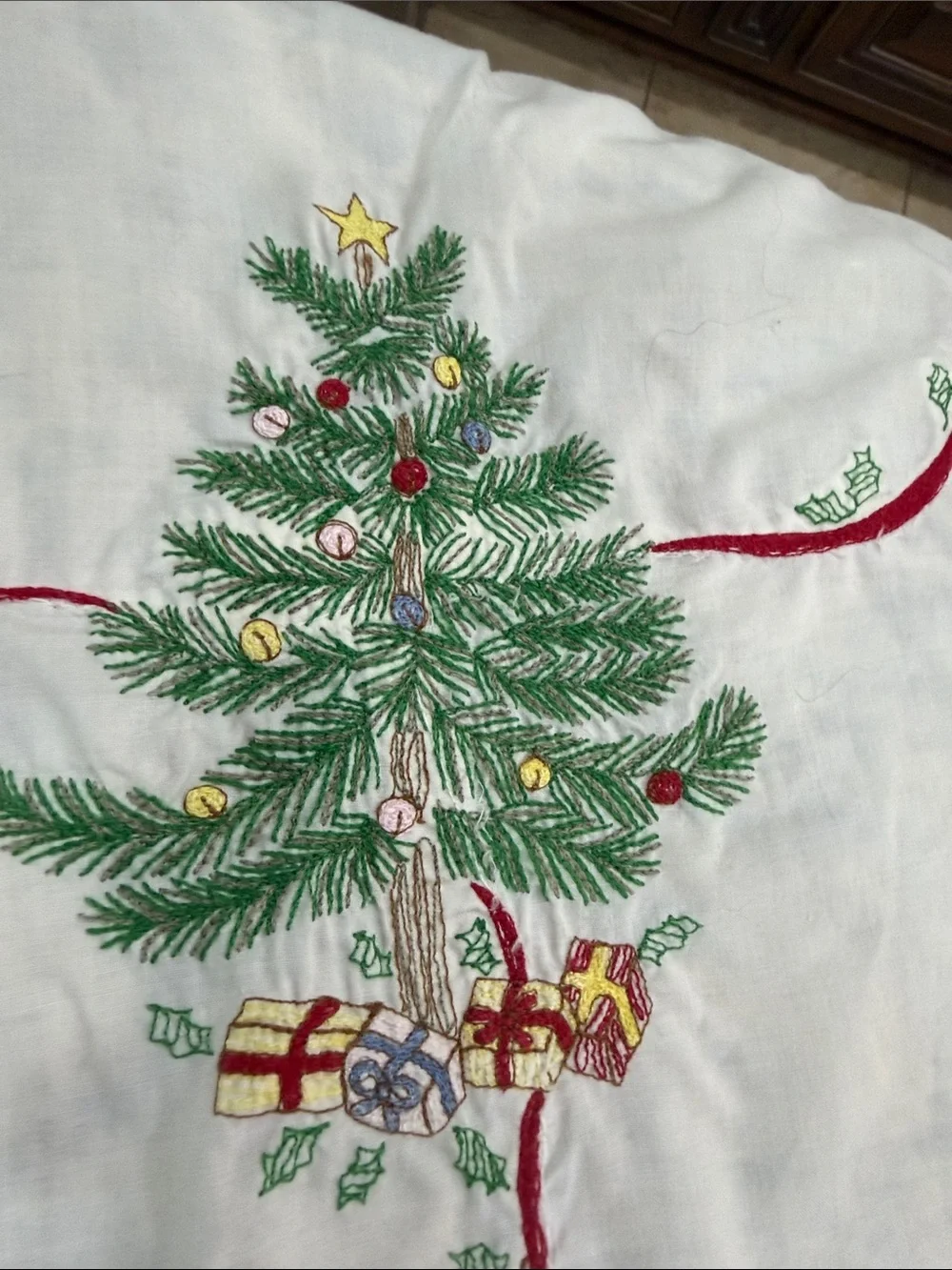 Vintage 60 inch Round White Embroidered Christmas Tree Tablecloth and 4 Napkins
